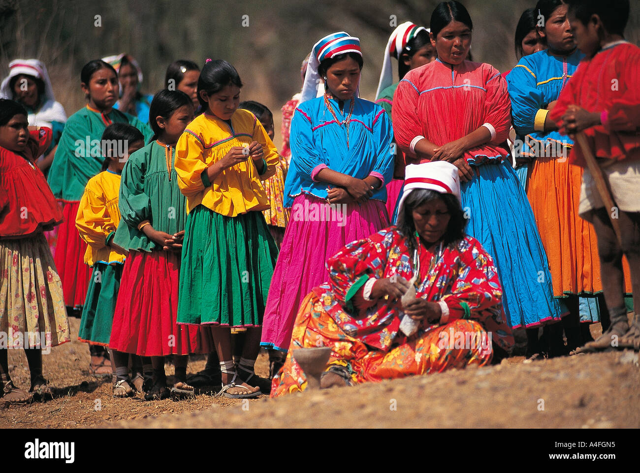 Schamane Tarahumara indische Frau reinigt Menschen vor bösen Mächten, Sierra Madre Mountains, Staat Chihuahua, Mexiko. Stockfoto