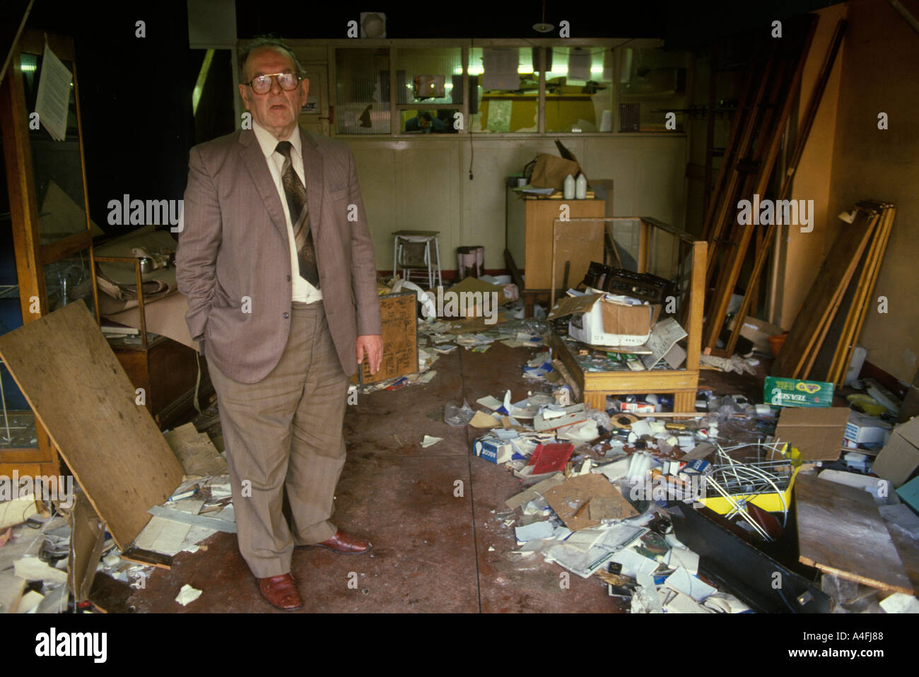Toxteth Riots Liverpool 8. Juli 1981 Shop und Besitzer am Morgen nach den Unruhen wurden seine Räumlichkeiten vollständig zerstört und geplündert. 1980er Jahre UK Stockfoto