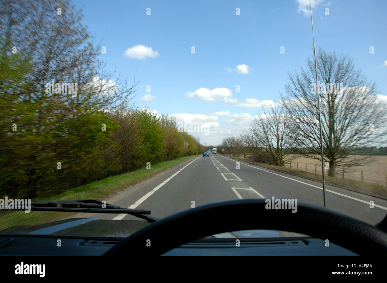 Mit Blick auf die Frontscheibe eines Landrover Defender Kraftfahrzeug in Großbritannien der linken Seite der Straße Stockfoto