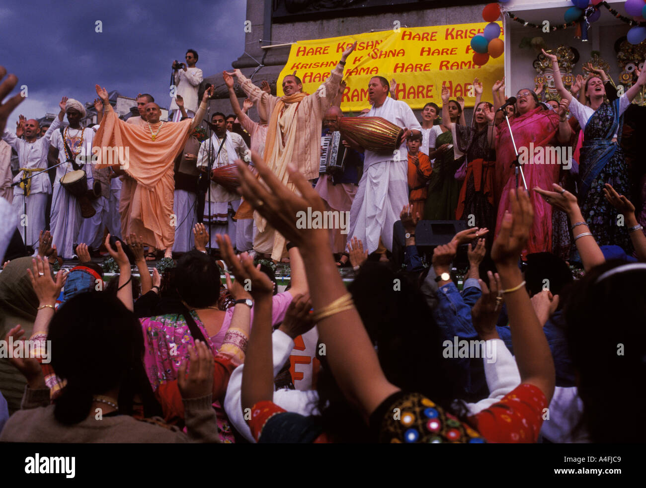 Hindu UK Festival London. Radha Krishna-Anhänger treffen sich auf dem Trafalgar Square und feiern das Chariot Festival 2004 2000er England HOMER SYKES Stockfoto