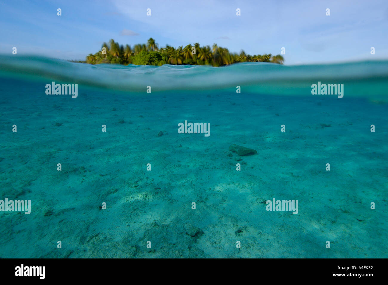 Über unter Bild sandigen Boden und Bäume auf Majikin Insel Namu Atoll Marshall-Inseln N Pazifik Stockfoto
