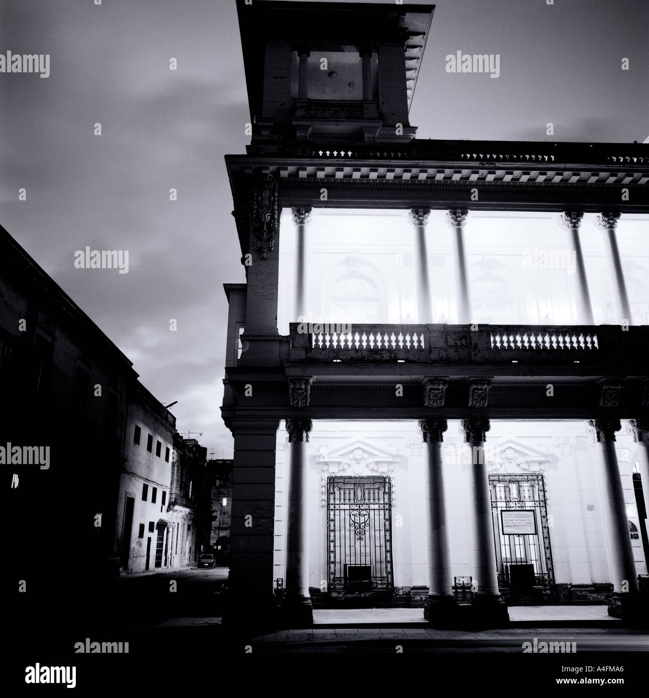 Städte der Welt. Schöne Architektur in der Nacht auf dem Paseo del Prado in Havanna in Kuba In Mittelamerika. Kuba Reisen Lateinamerika Stockfoto