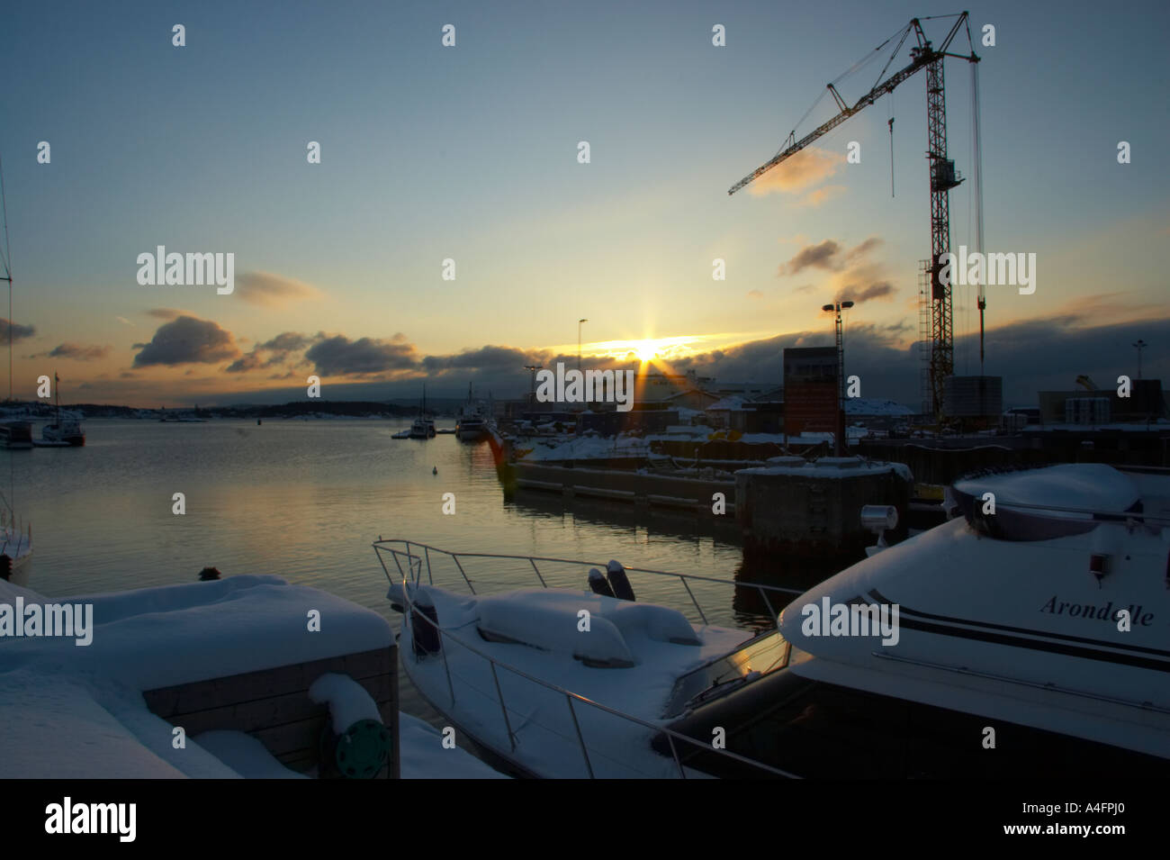 Norwegen, Oslo, Oslo City. Späten Nachmittag Winter leuchtet den Schnee Umschüttung Aker Quay und Oslofjorden Fjord. Stockfoto