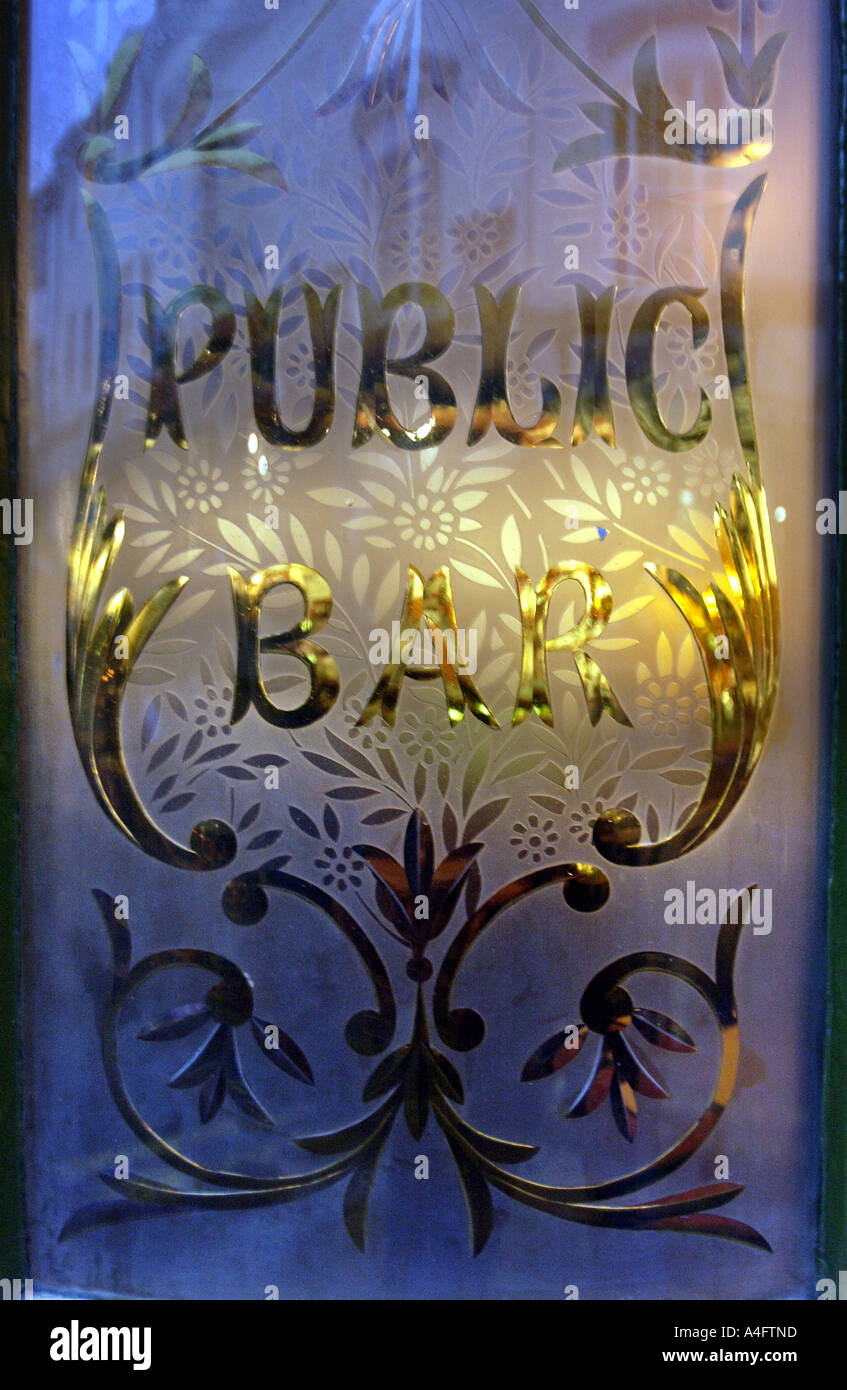 Extravagante viktorianische geätztem Glastür an der Bar des Great Eastern Pub in Brighton. Stockfoto