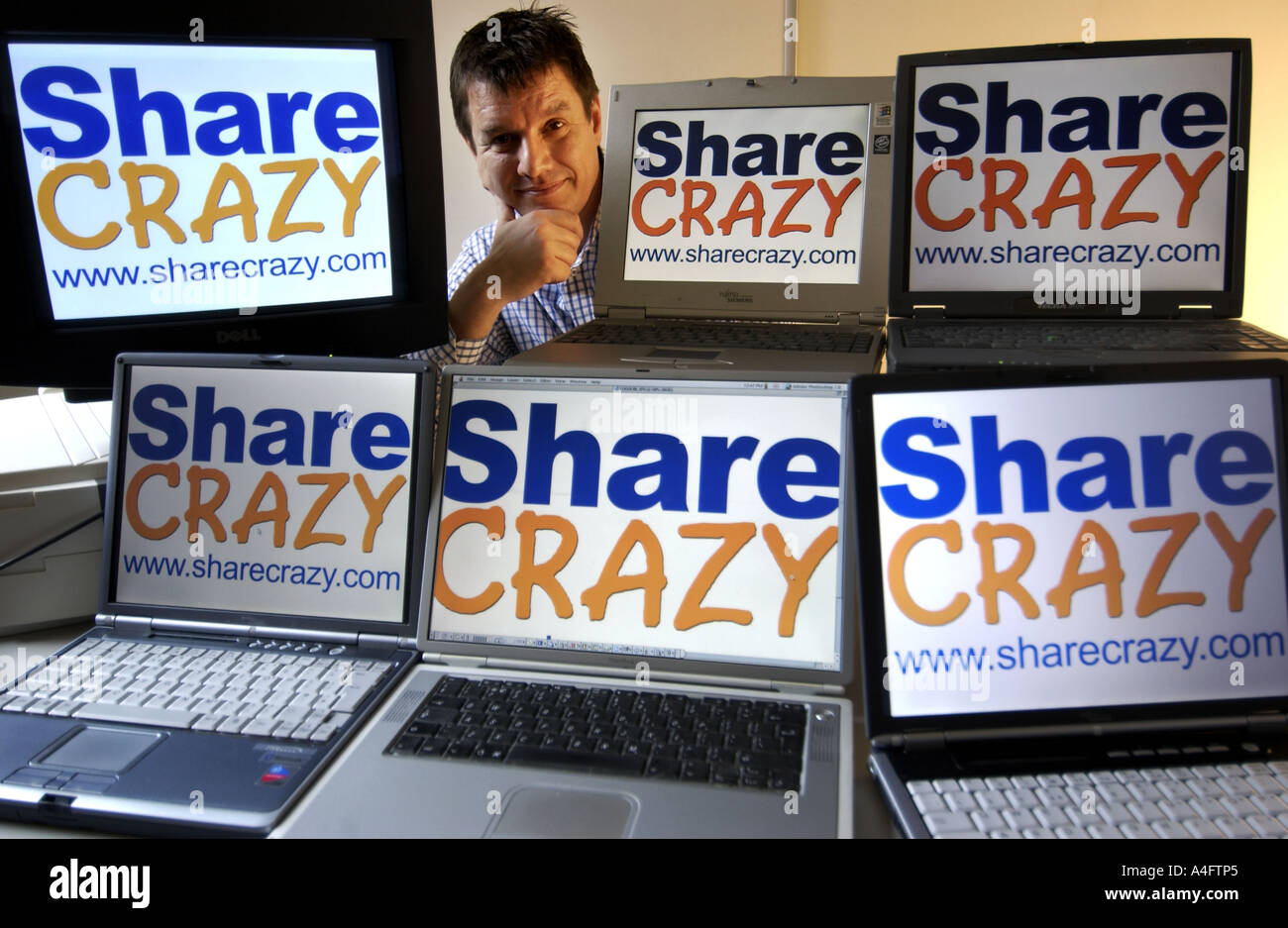 Computer im Büro des verrückten Teilen eine Online-teilen Handelsgesellschaft mit Alan Green, Yahoo! mit Tipps versorgt. Stockfoto
