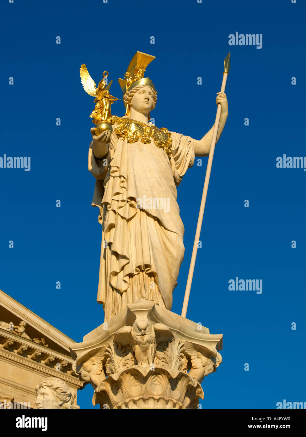 Statue der Pallas Athene vor dem österreichischen Parlament in Wien Stockfoto