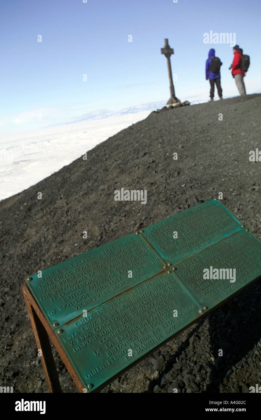 George T Vince Denkmal kreuzen sich am Hut Point Mc Murdo Antarktis Scott Antarctic Expedition im Rossmeer. Stockfoto