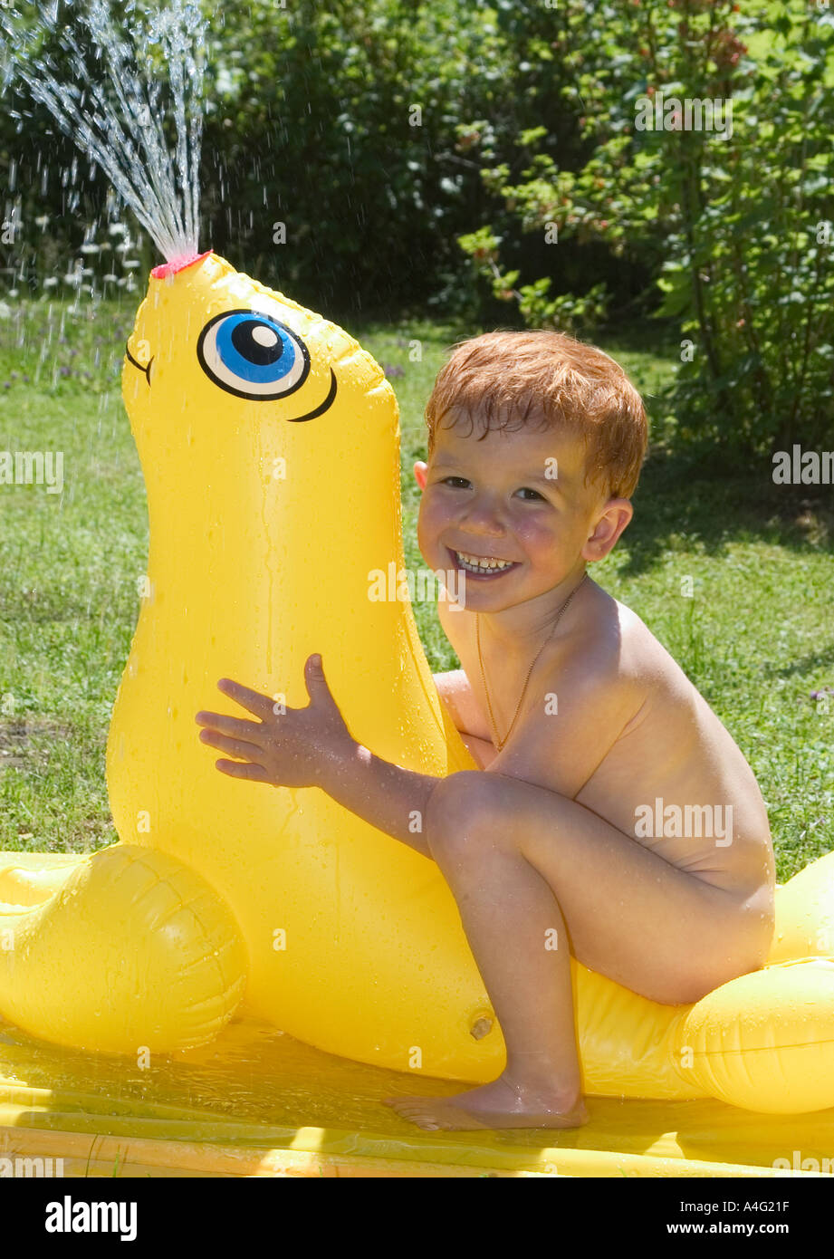 Planschen Herr PR little Boy ist spielen und planschen mit aufblasbare Wassertiere im  Sommer Stockfotografie - Alamy
