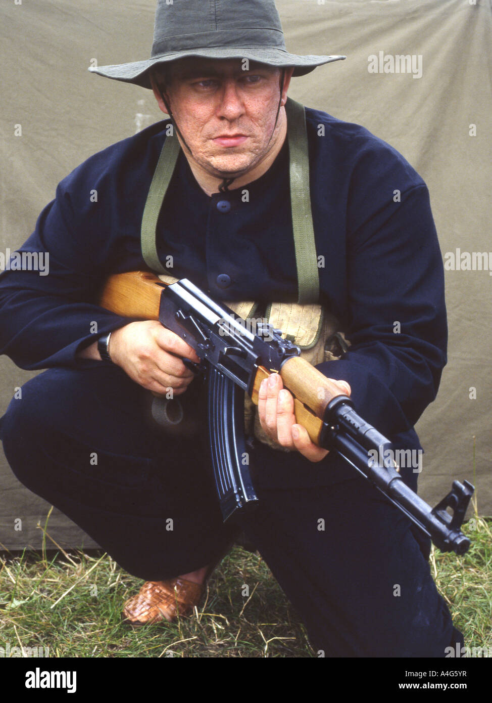 Mann im Kleid des Vietcong-Soldaten mit AK47 Kalaschnikow zur militärischen Reenactment-Gruppe. Stockfoto