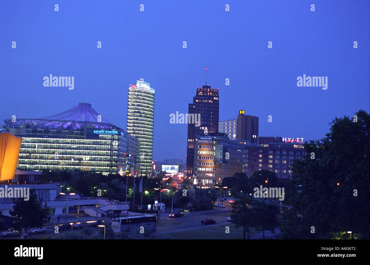 Berlin Potsdamer Platz-Blick vom Sonnenuntergang bis abends in Richtung Sony Center und bahn Stockfoto