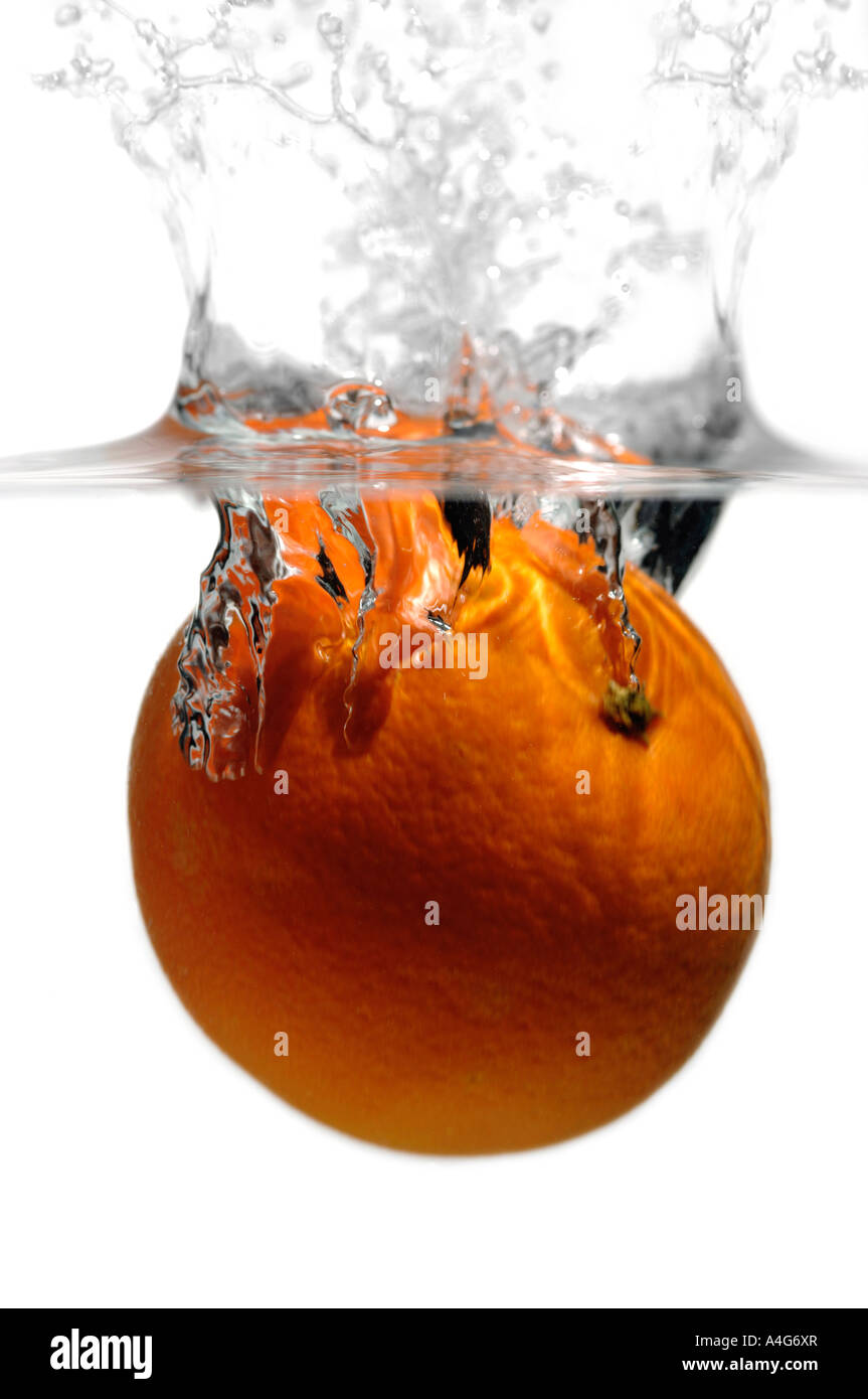 Orange in Wasser plantschen Stockfoto