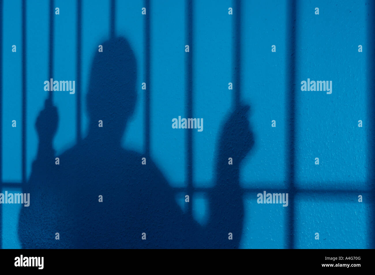 Silhouette der Person und Gefängnis-bars Stockfoto