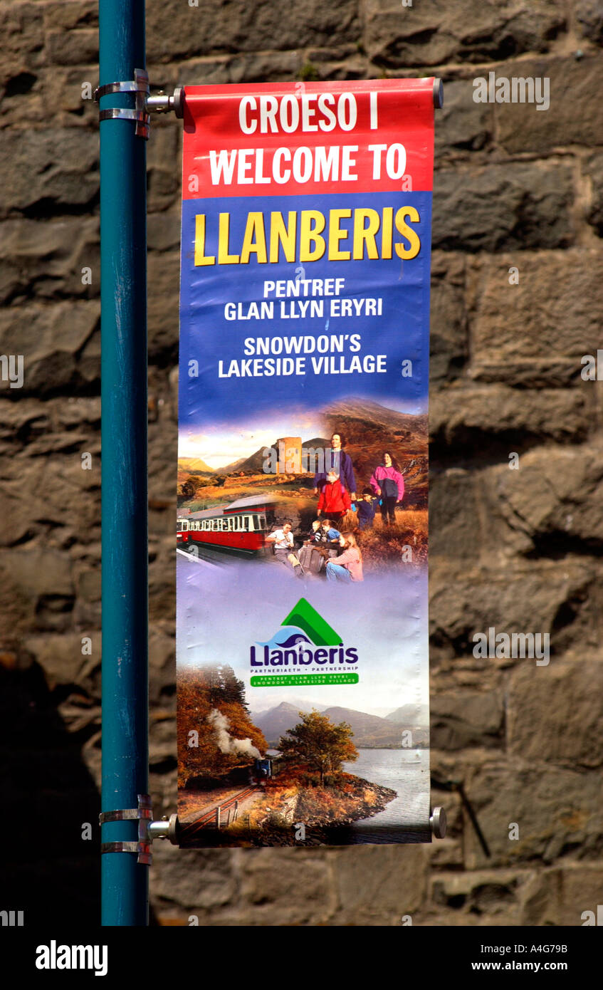 Zweisprachig Englisch Walisisch bunte Tourist Schild am Llanberis in Snowdonia Gwynedd North Wales UK Stockfoto Zweisprachig Englisch Walisisch bunte Tourist Schild am Llanberis in Snowdonia Gwynedd North Wales UK Stockfoto