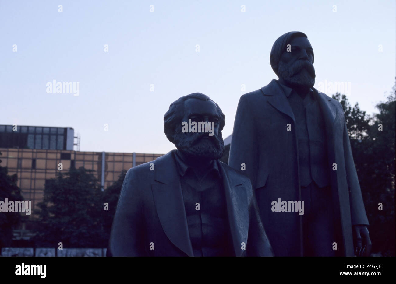 Statue von Marx und Engels an Marx-Engels-Forum in Berlin, Deutschland Stockfoto