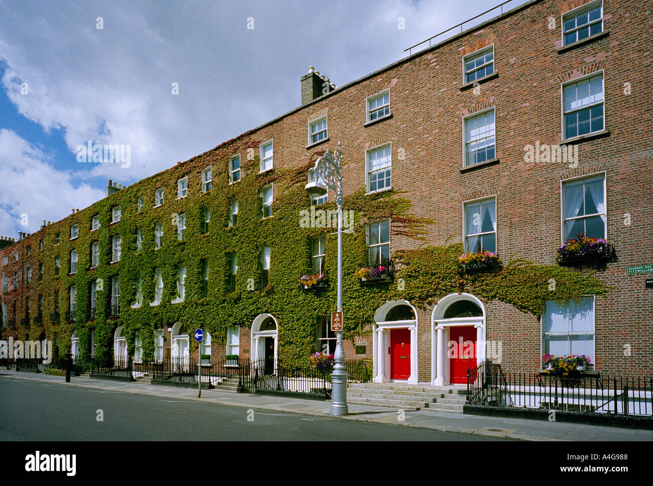Eine Seite des georgischen Fitzwilliam Square in Dublin Irland einen blühenden Geschäftsviertel und fest auf dem Wanderweg Stockfoto