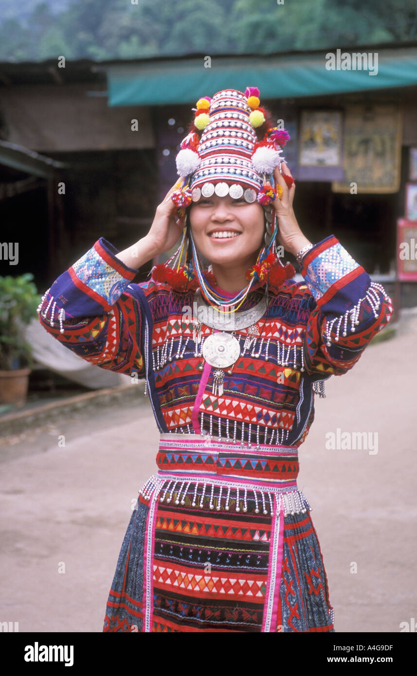 Thailand Mädchen Hmong Hill Tribe traditionelle Kleidung trägt Stockfoto