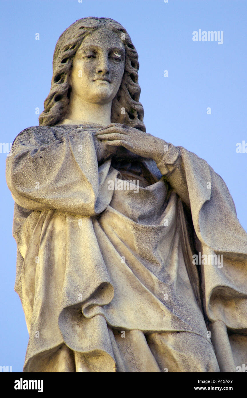 St. Maria weiße Statue über blauen Himmel in Banska Bystrica, Slowakei Stockfoto