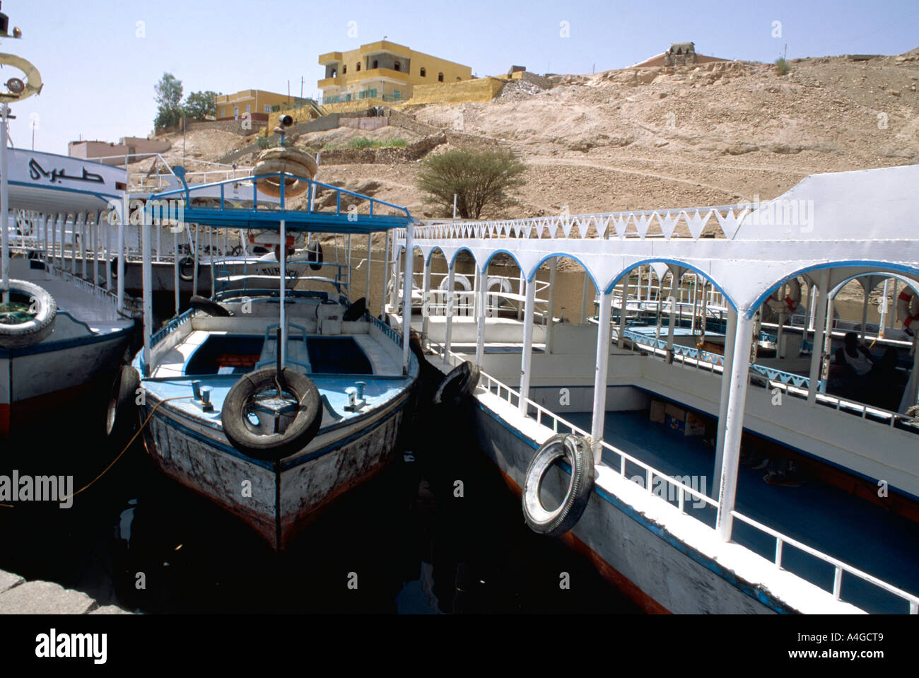 Passagierschiffe bereit, Transport Touristen zum Philae Tempel Ägyptens Stockfoto