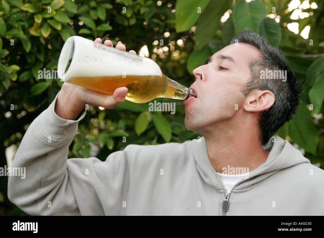 Yong Mann vierzig Bier zu trinken. Stockfoto