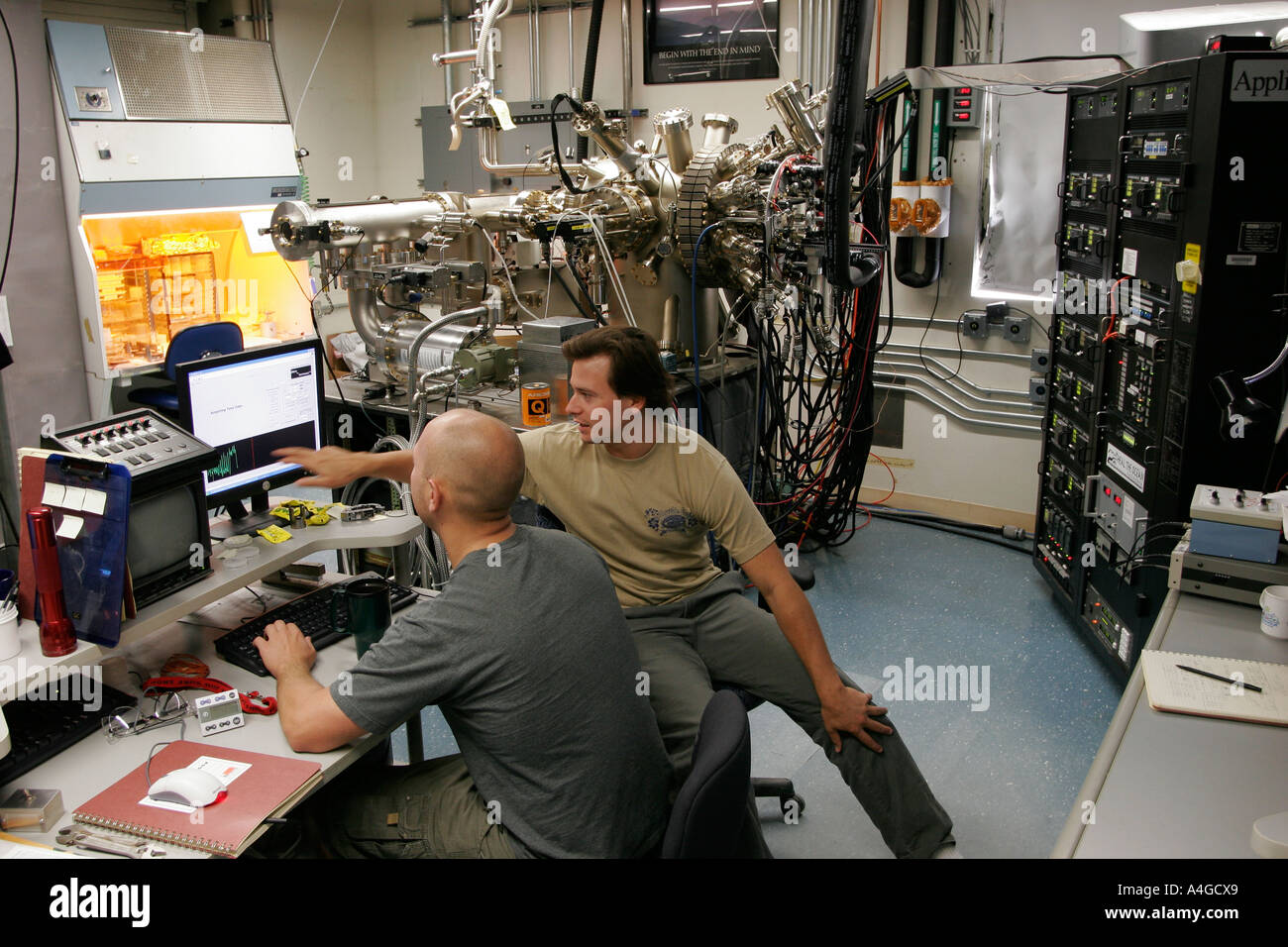 Studenten arbeiten im Molekularstrahl-Epitaxie-Lab an der University of California, Santa Barbara. Stockfoto