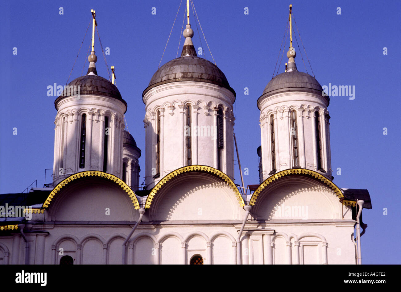 Kathedrale Mariä Himmelfahrt auf der linken Seite und Granovitaya Palata hinter in den Kreml-Moskau-Russland Stockfoto