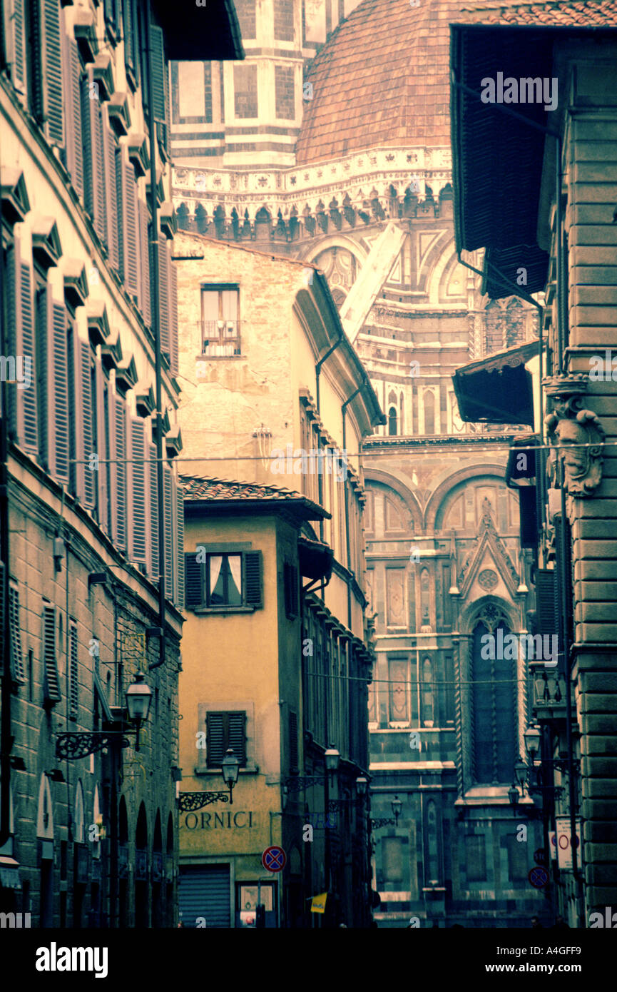 Historische italienische Architektur auf die Straße zum Duomo Morgen mit Kuppel im Nebel Florenz Italien Europa Stockfoto