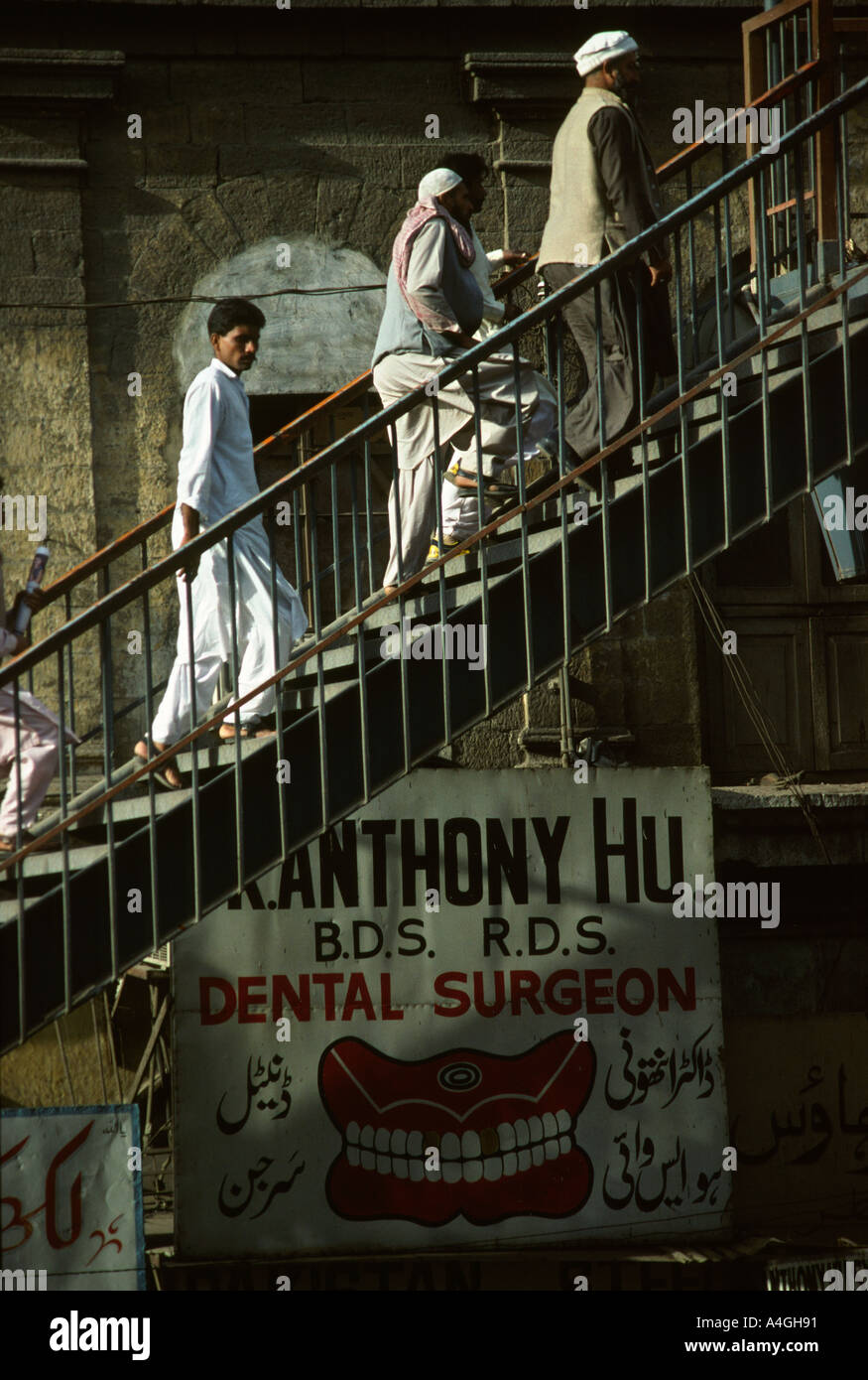 Pakistan Sind Karachi Saddar Kaiserin Markt Männer Fußgängerbrücke Stufen aufsteigend Stockfoto