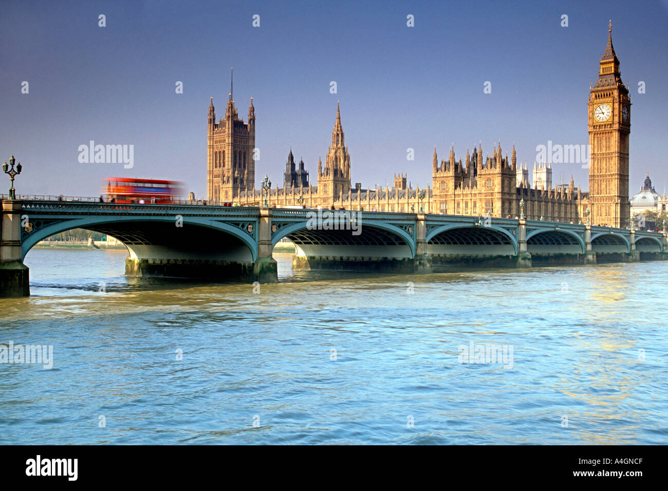 Westminster Bridge, die Themse und den Houses of Parliament in London. Stockfoto
