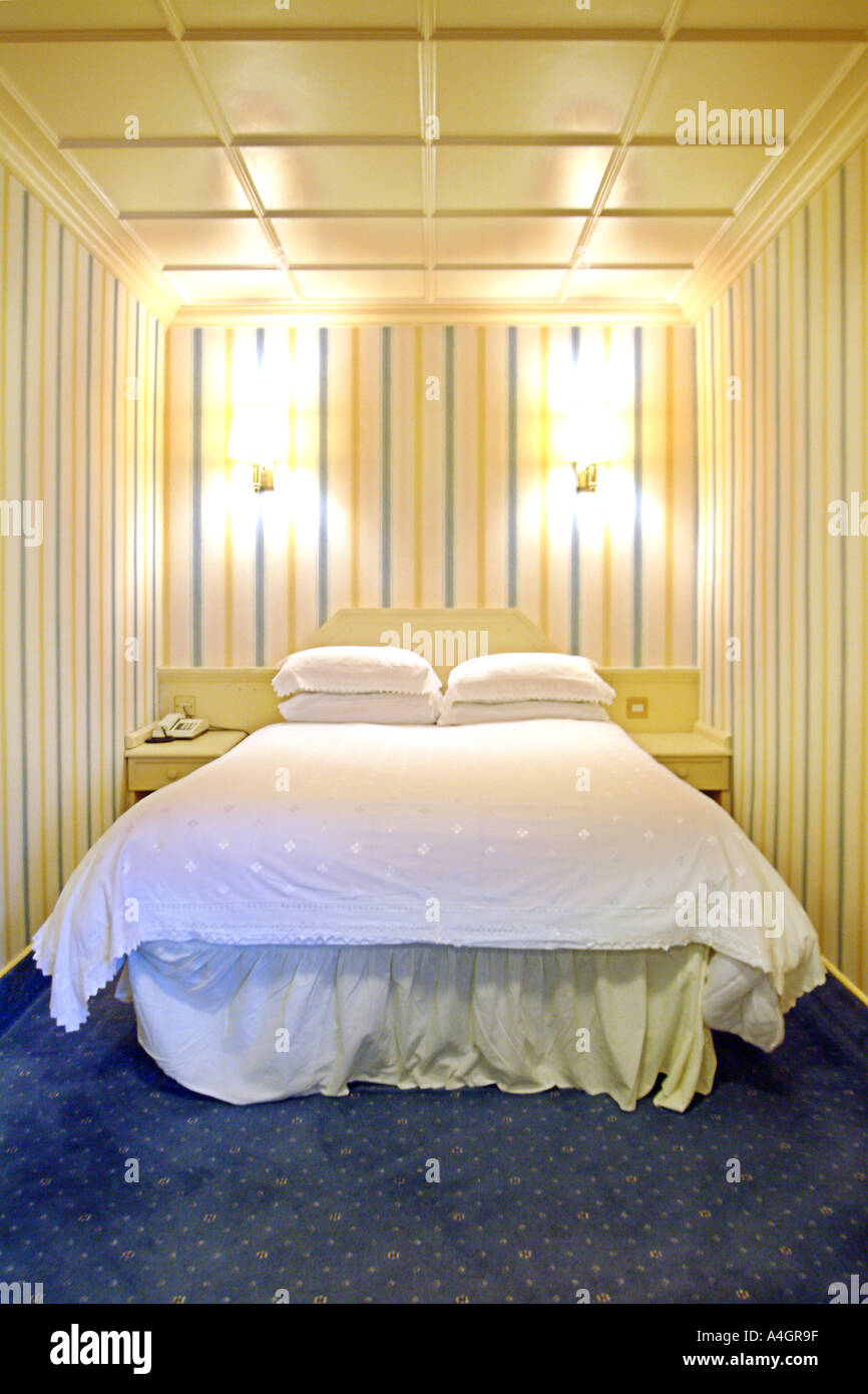 Ein Doppelbett im Bredbury Hotel in der Nähe von Manchester in England. Stockfoto
