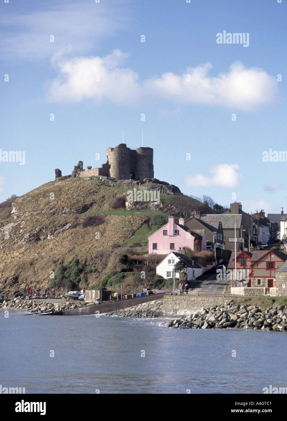 Criccieth Castle Ruinen auf dem Hügel Cottages unter Criccieth Gwynedd North Wales UK Stockfoto