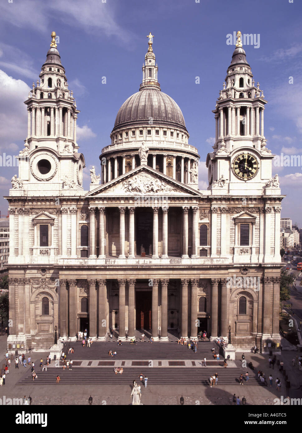 Westfront & Kuppel des historischen Sir Christopher Wren ikonischen St. Pauls Cathedral im Jahr 1990 von der erhöhten Position Ludgate Hill City in London England Stockfoto