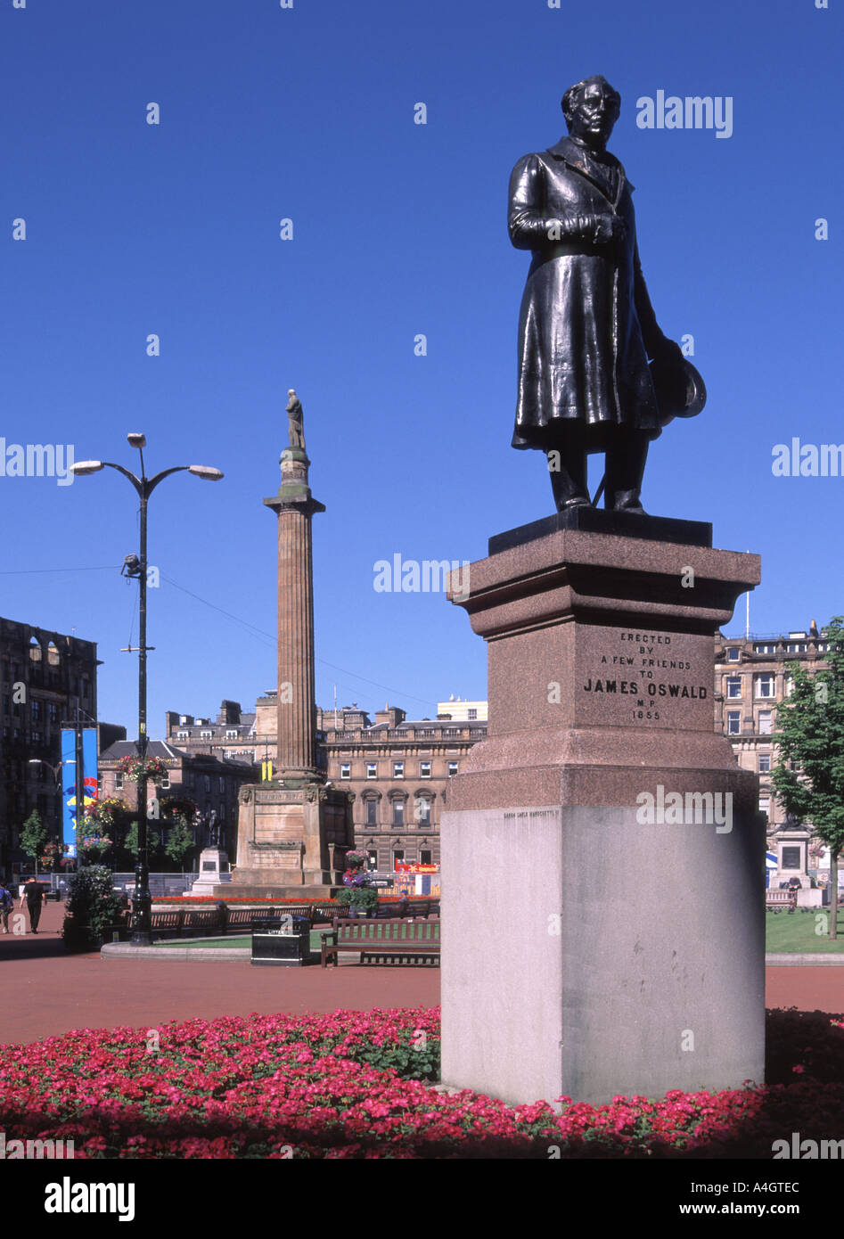 Historische George Square Glasgower Blumen & James Oswald Parlamentarische Statue & Sir Walter Scott Kolumne historische City Chambers jenseits von Schottland VEREINIGTES KÖNIGREICH Stockfoto