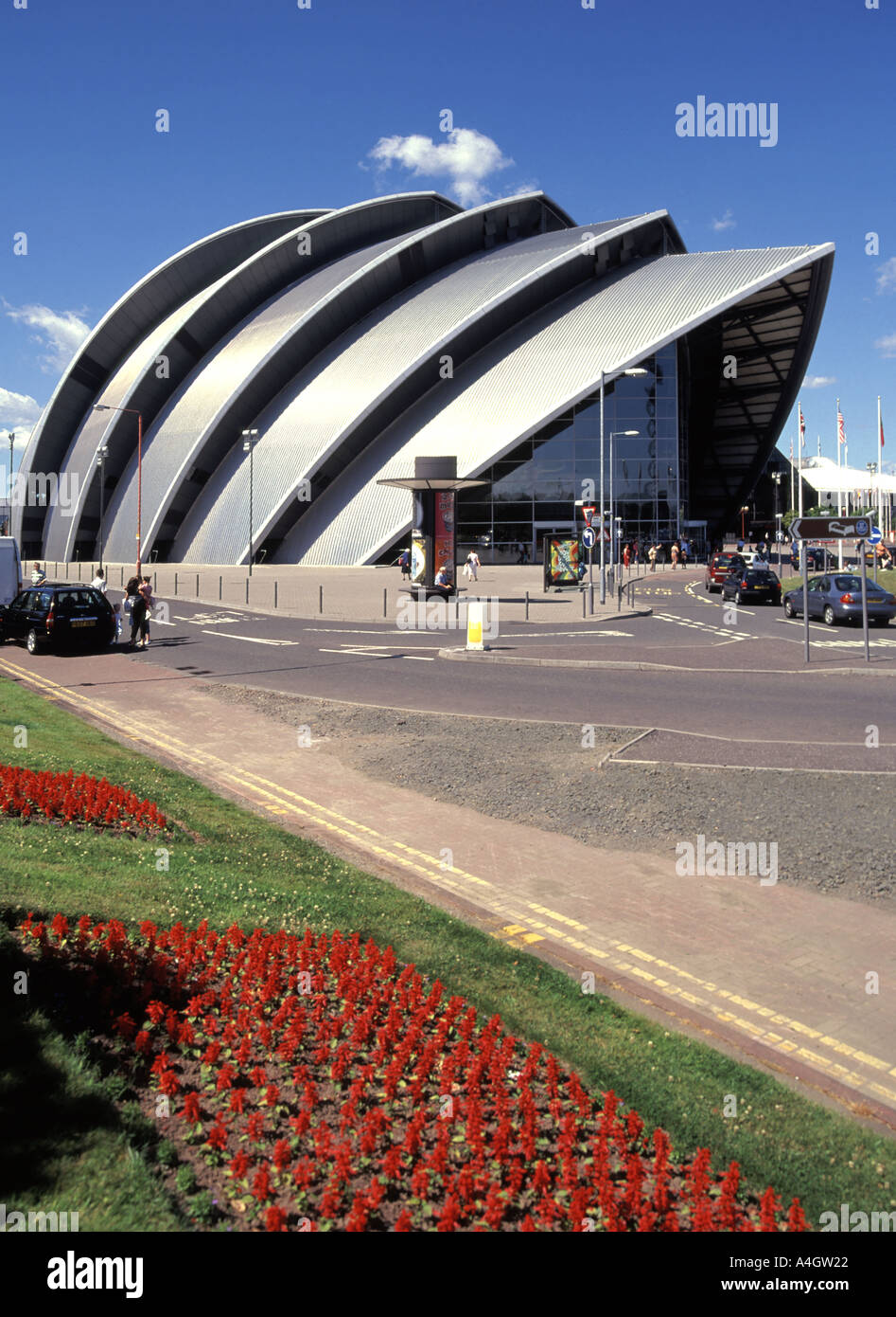 Besucherwagen im Scottish Exhibition Conference Center oder SEC Armadillo oder Clyde Auditorium, einem ikonischen Konzertsaal auf Clydeside in Glasgow, Schottland, Großbritannien Stockfoto