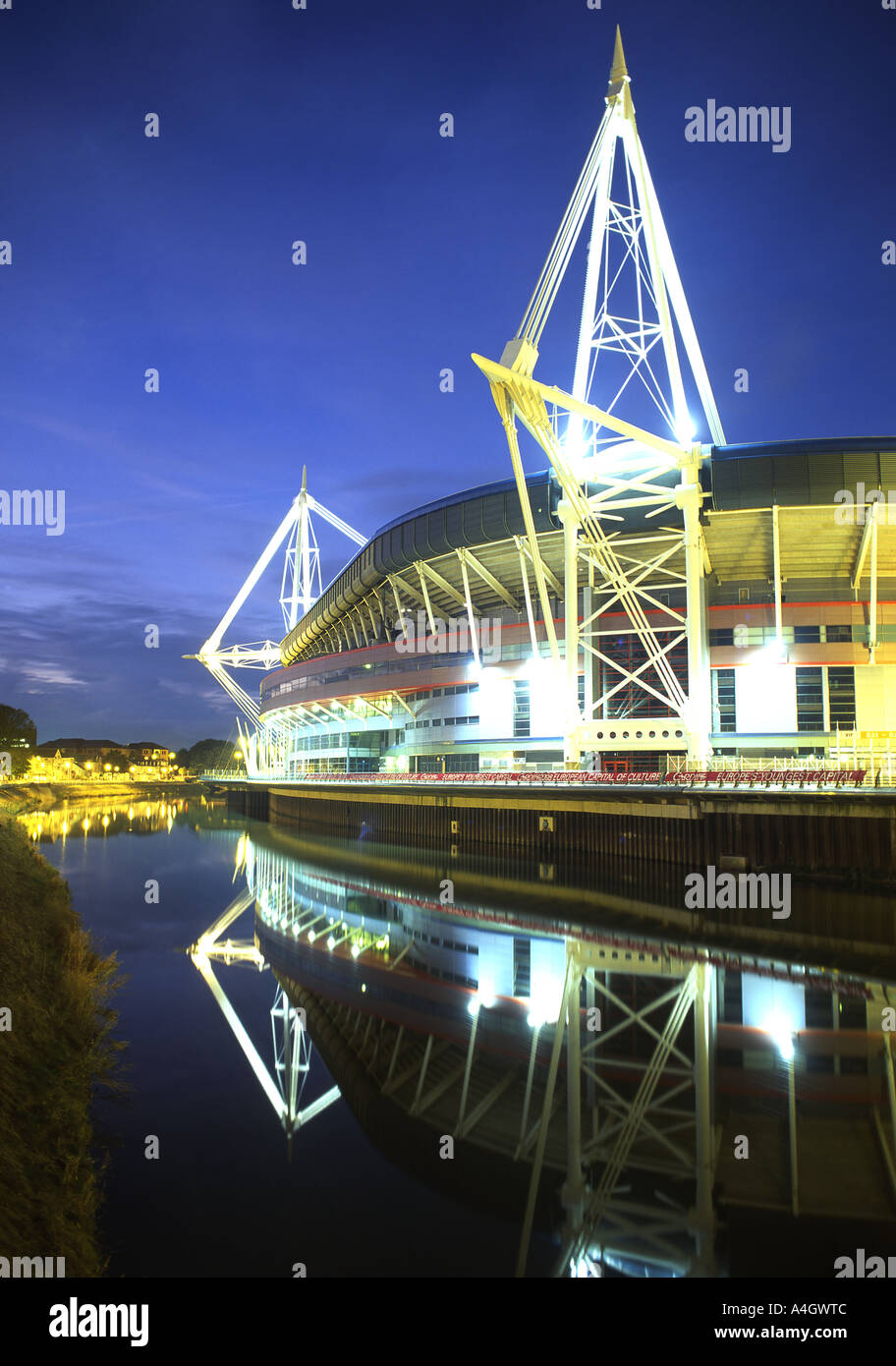 Millennium Stadium in der Nacht Reflexion im Fluss Taff Cardiff South Wales UK Stockfoto