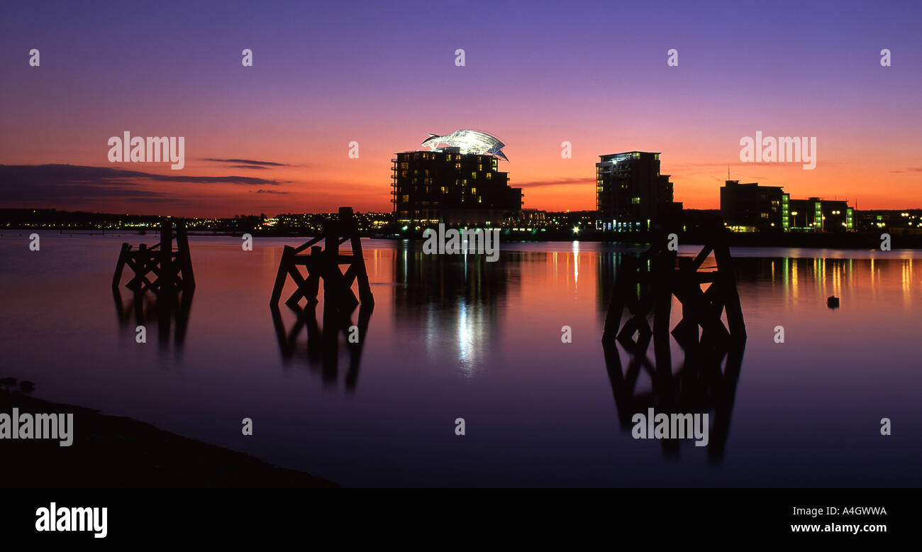 St. Davids Hotel & Spa Cardiff Bay Twilight Nachtansicht alten dock Liegeplatz im linken Vordergrund Cardiff South Wales UK Stockfoto