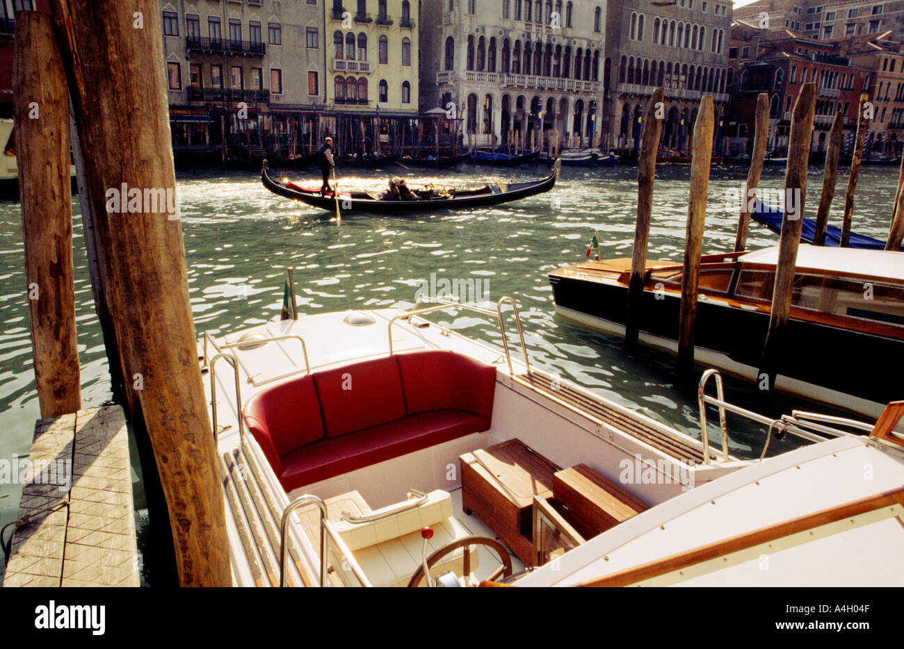 Holz-Stangen in den Kanal zur Bootsanlegestelle mit Schnellbooten gefesselt am Canal Grande-Venedig-Italien-Europa Stockfoto