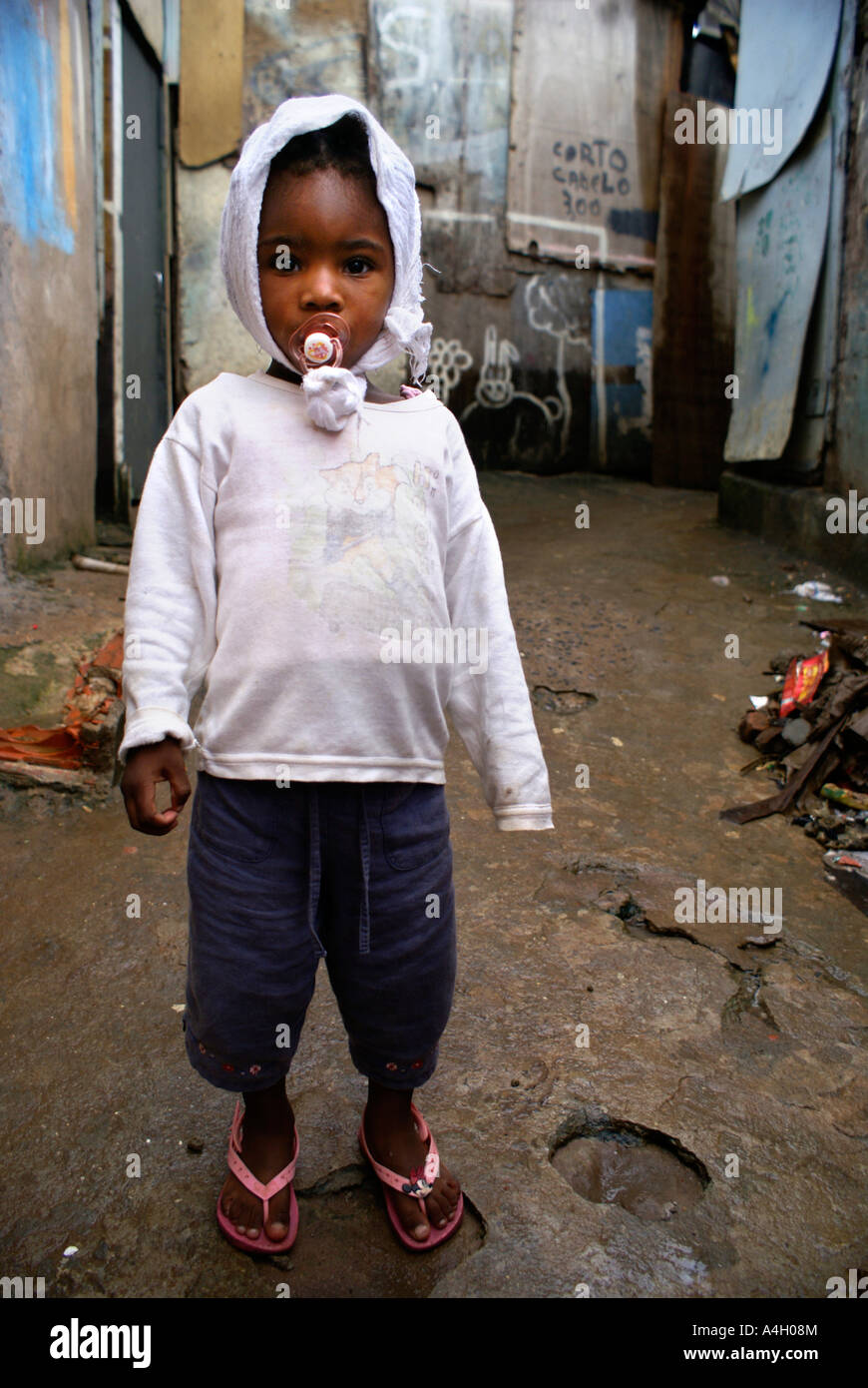 Kind in der Favela Morro Dos Piolhos an einem regnerischen Tag, Sao Paulo, Brasilien Stockfoto