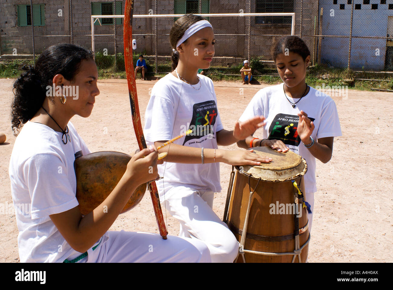 Mädchen spielen traditionelle brasilianische Musikinstrumente, die während der Capoeira (brasilianischer Kampfsport), Sao Paulo verwendet werden Stockfoto