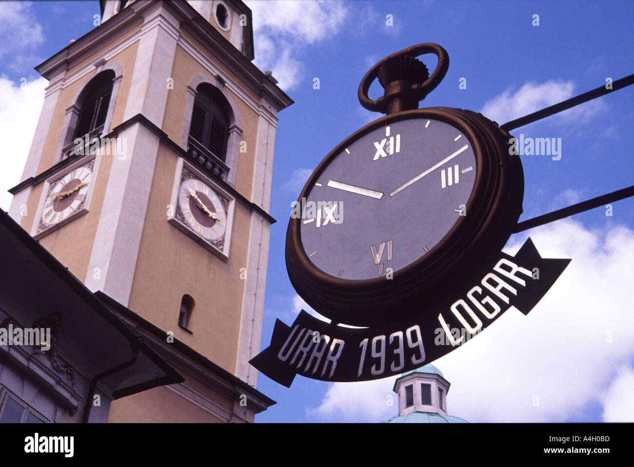 perspektivische Ansicht der Uhr auf Ciril Metodov Trg mit der Kathedrale des Heiligen Nikolaus Stockfoto