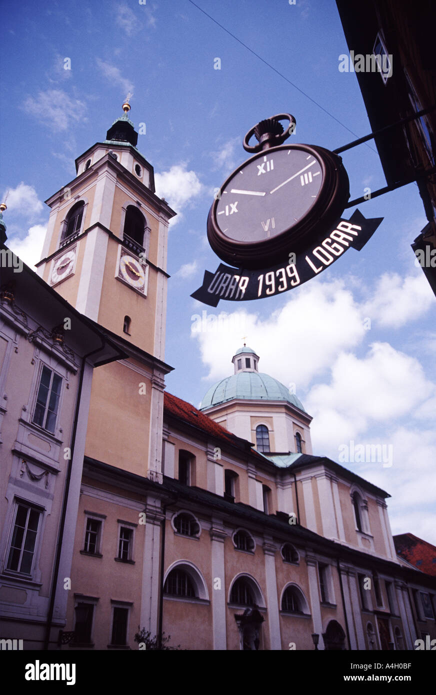 perspektivische Ansicht der Uhr auf Ciril Metodov Trg mit der Kathedrale des Heiligen Nikolaus Stockfoto