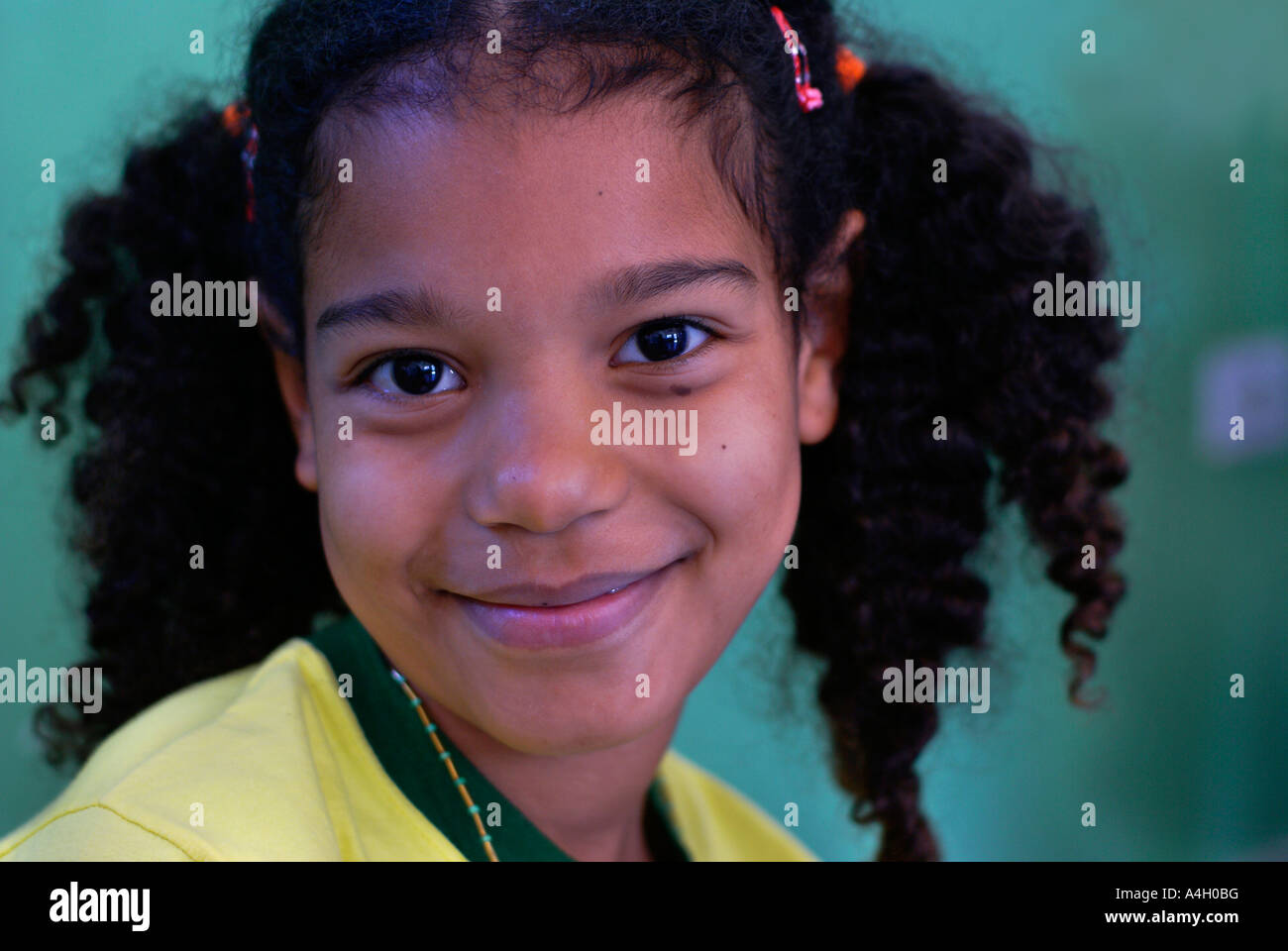 Mädchen mit dem Kleid der brasilianischen Fußball-Nationalmannschaft Stockfoto