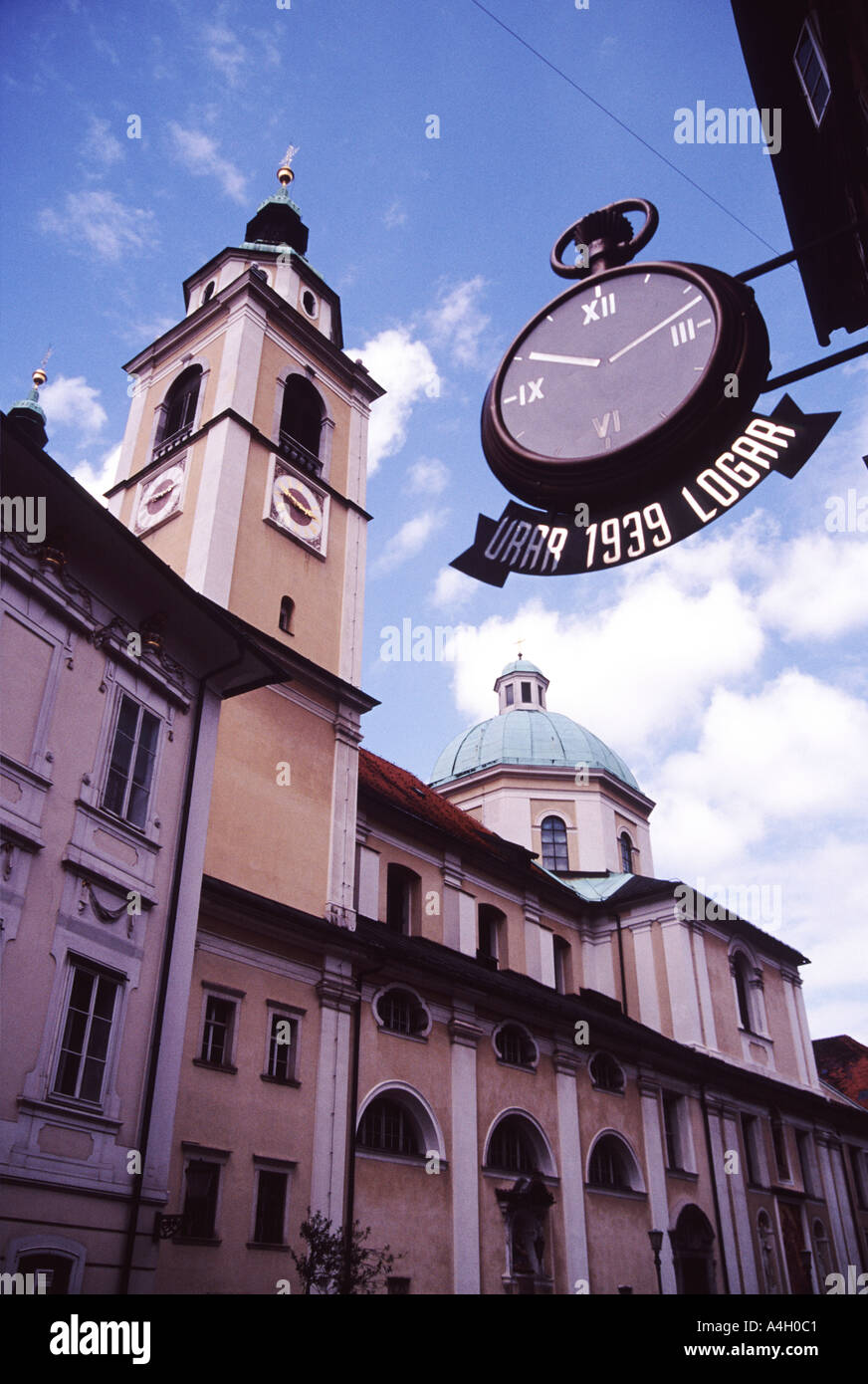 perspektivische Ansicht der Uhr auf Ciril Metodov Trg mit der Kathedrale des Heiligen Nikolaus Stockfoto