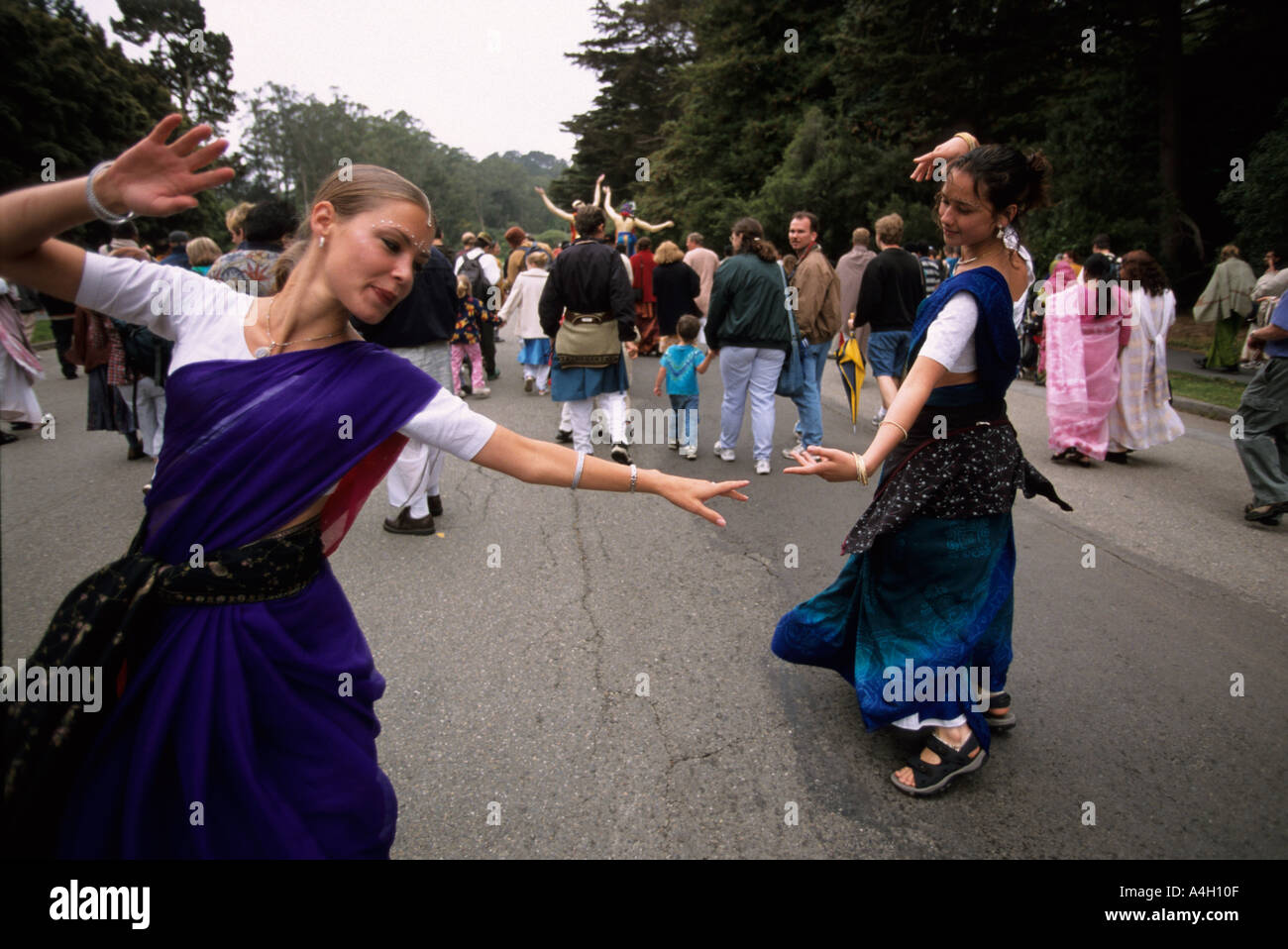 San Francisco, Kalifornien. Zwei Frauen tanzen auf dem großen Wagen Hare-Krishna-Festival im Golden Gate Park Stockfoto