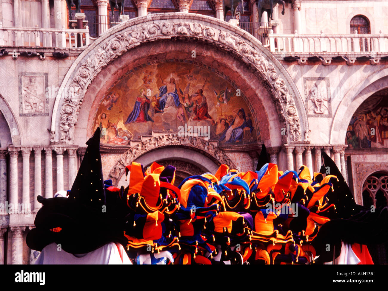 Bunte Hüte auf den Verkauf vor Piazza San Marco Markusplatz mit sonnigen Tag Basilica di San Marco Venedig Italien Stockfoto