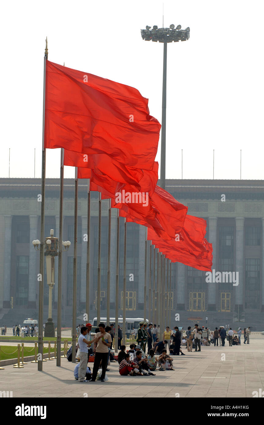 Rote Fahnen auf dem Platz des himmlischen Friedens, Peking, China Stockfoto