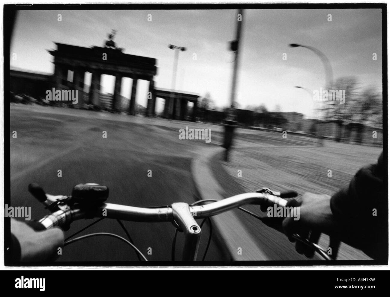 Radfahren in der Stadt, Brandenburger Tor, Berlin, Deutschland Stockfoto