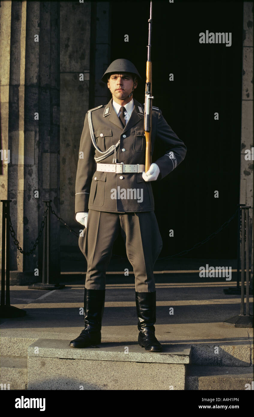 Soldat des Regiments "Watch" von der nationalen Volksarmee vor dem Zeughaus, Ost-Berlin, DDR Stockfoto