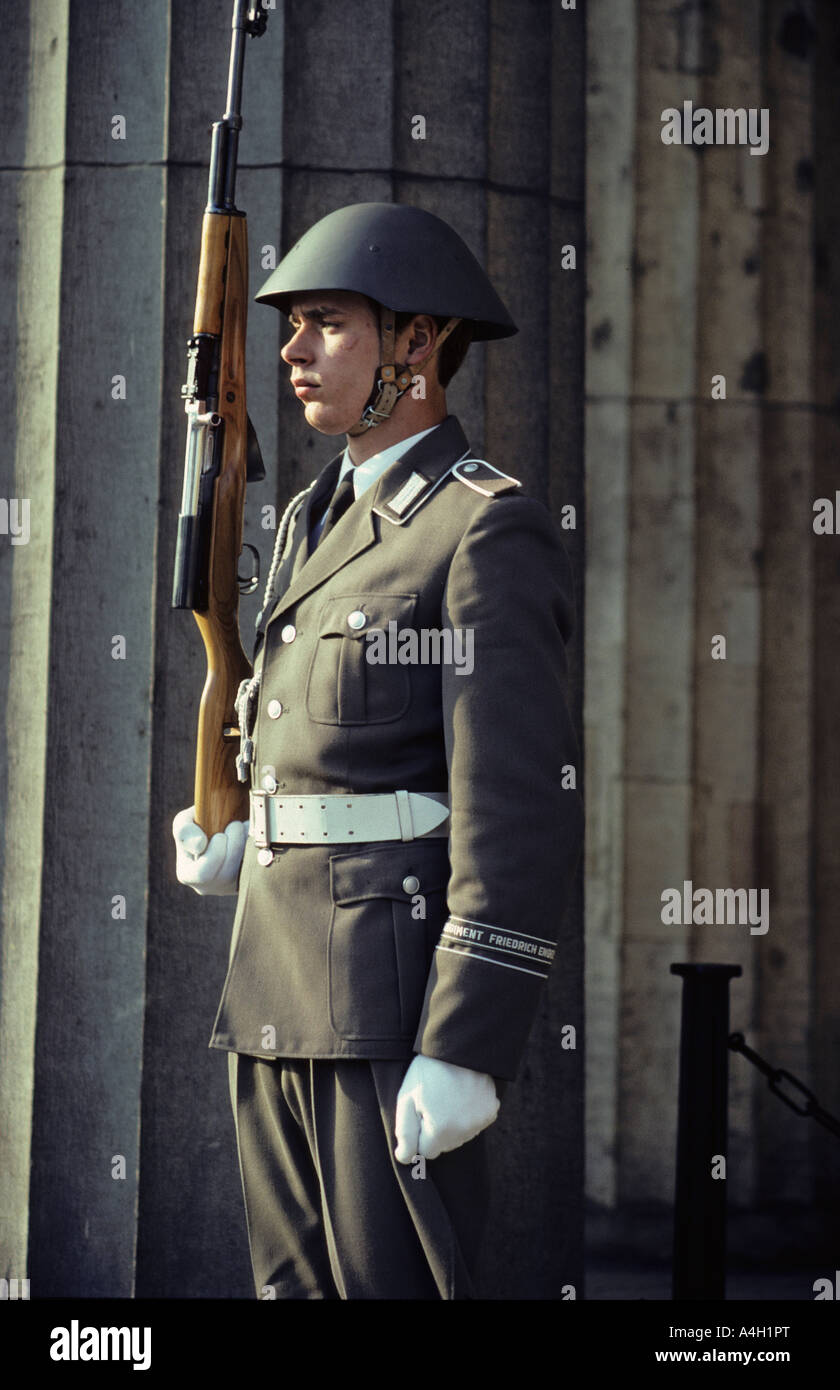 Soldat des Regiments "Watch" von der nationalen Volksarmee vor dem Zeughaus, Ost-Berlin, DDR Stockfoto