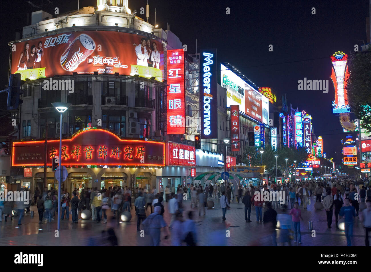 Nanjing Road Einkaufsviertel in der Nacht, Shanghai, China Stockfoto