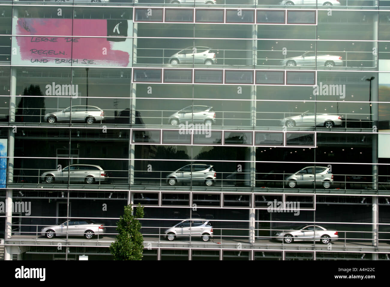 Daimler Chrysler Haus Showroom mit philosophischen Schilder München München Bayern Deutschland Stockfoto
